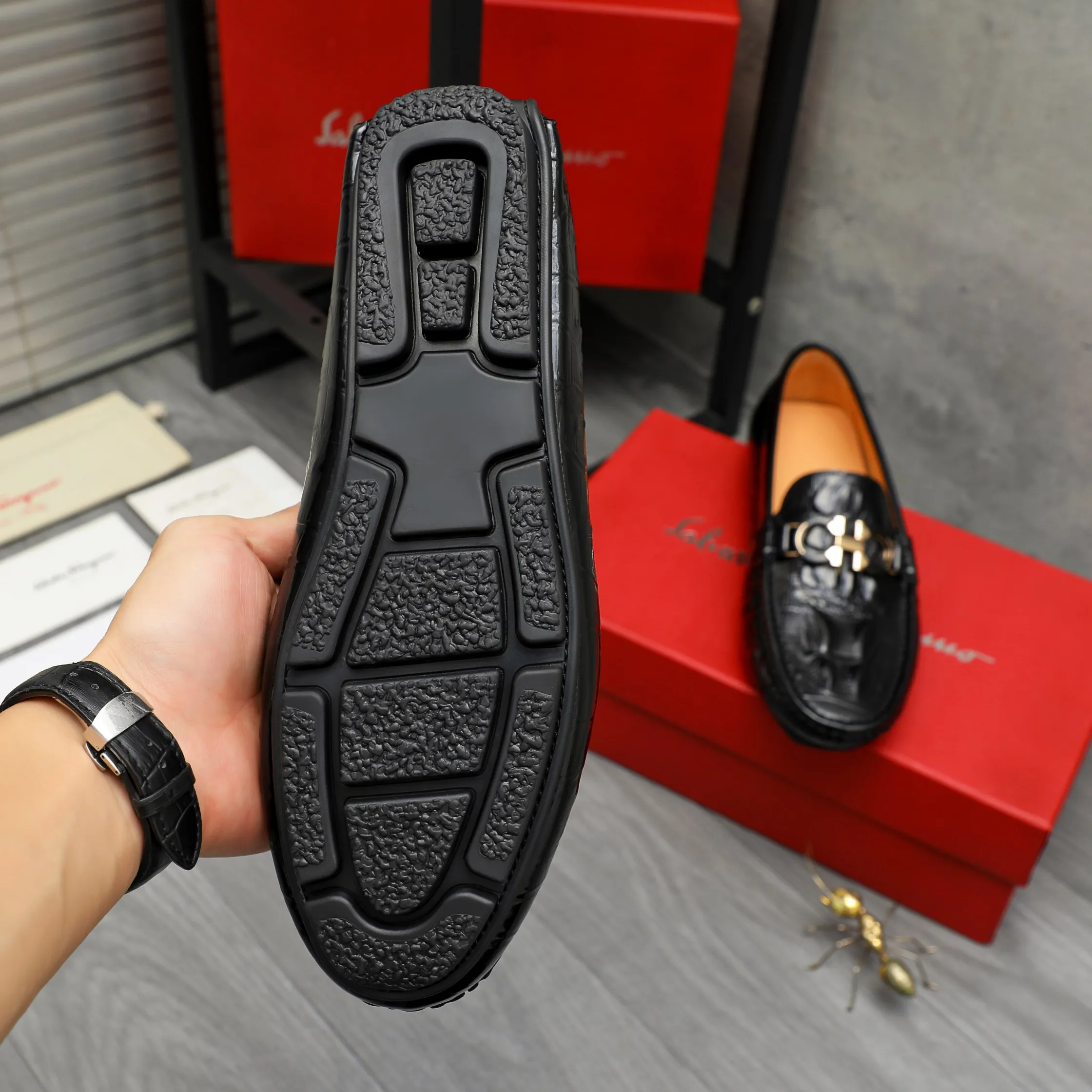 Men's shoes 💰380 Product trademark: Ferragamo "Ferragamo" casual slip-on shoes Regular size: 38-45 (45 is custom-made and non-returnable) Product materials: Selected high-quality embossed cowhide upper, pigskin lining, rubber outsole